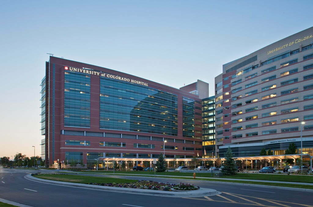 Второй лучший госпиталь в галактике 2024. США госпитали снаружи. Колорадо Денвер университеты. Госпиталь в Америке современная клиника. Здания госпитали в США.
