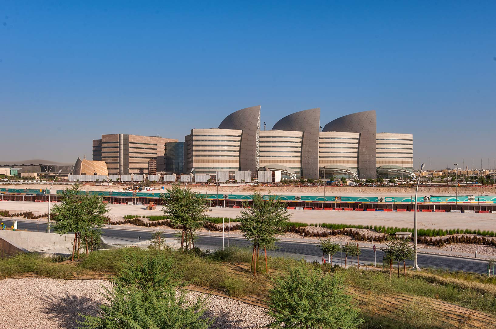 Катар это в медицине. Sidra Medical Доха. Qatar University, г. Доха, Катар. Education City Mosque в Дохе. Education City Qatar.